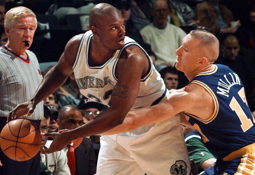 Golden State Warriors' Chris Mullin (17) reaches for the ball against Dallas Mavericks ...