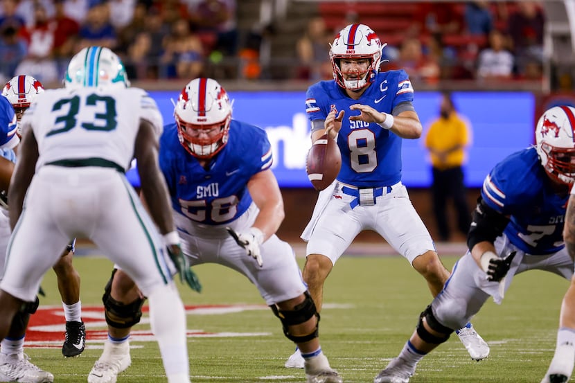 Southern Methodist Mustangs quarterback Tanner Mordecai (8) catches the snap during the...