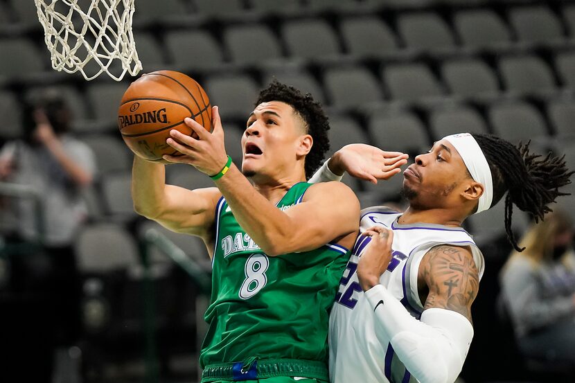 Dallas Mavericks guard Josh Green (8) drives to the basket past Sacramento Kings center...