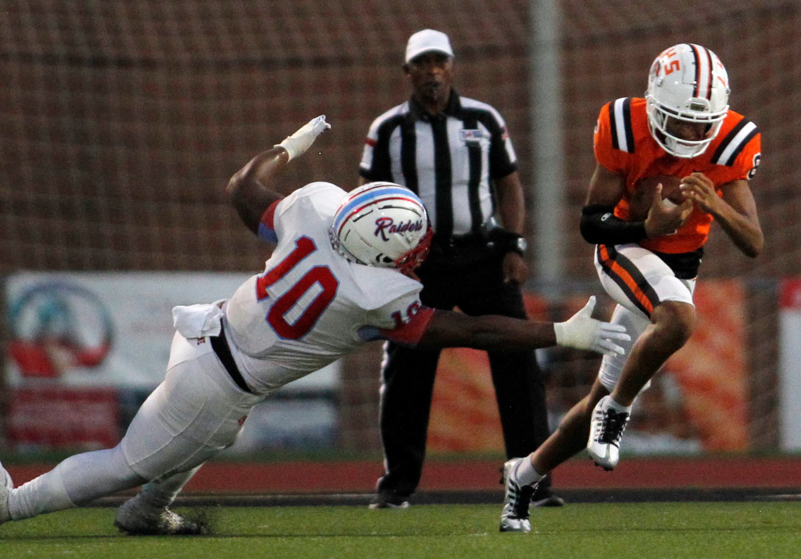 Quarterback Carter Jones (6) eludes the pursuit of Dallas Skyline defensive lineman Tyler...