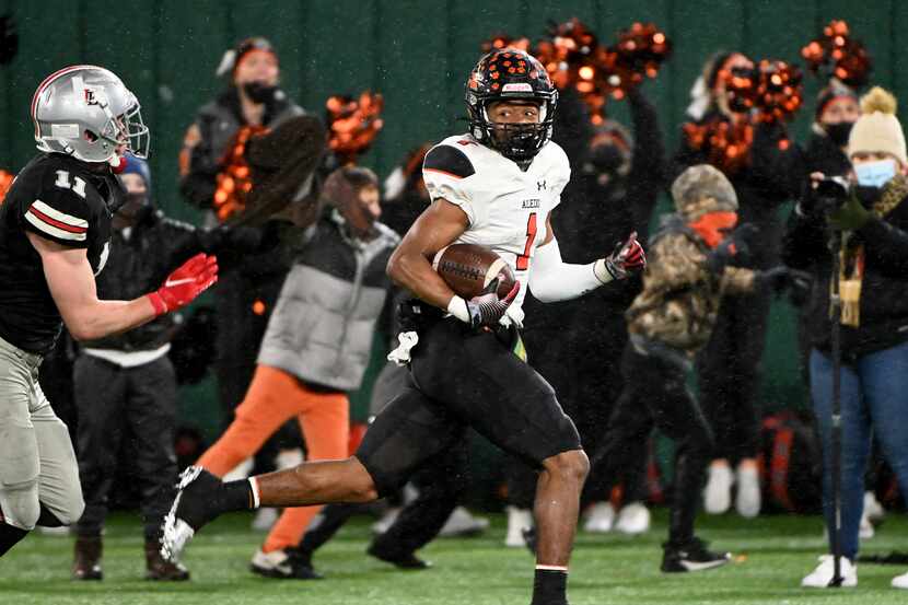 Aledo’s Jo Jo Earle (1) runs past Lovejoy’s Chief Collins for a touchdown in the first...
