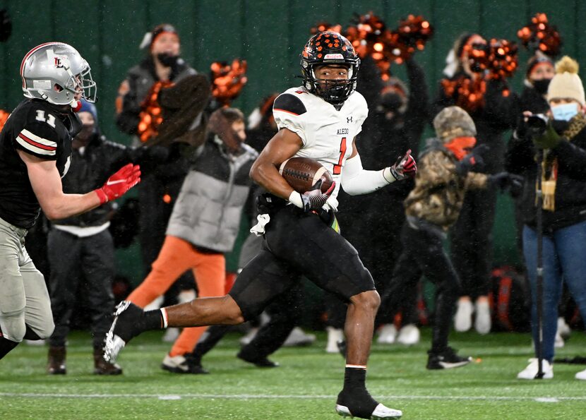 Aledo’s Jo Jo Earle (1) runs past Lovejoy’s Chief Collins for a touchdown in the first...