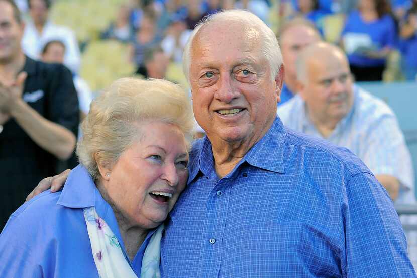 Foto de archivo de septiembre de 2013: Tommy Lasorda y su esposa Jo.
