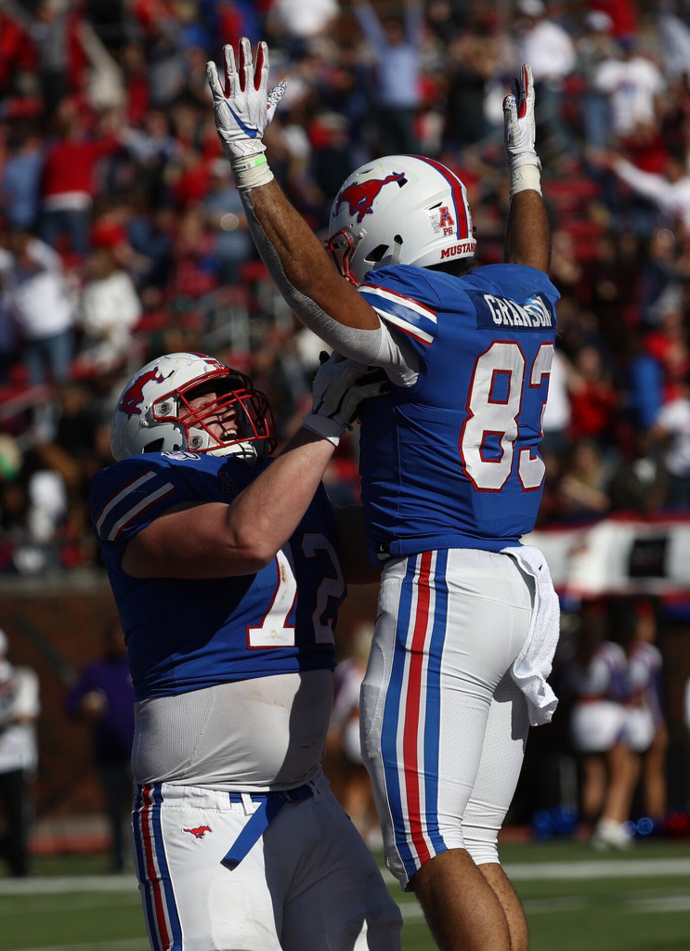 DALLAS, TEXAS - NOVEMBER 09:  Kylen Granson #83 of the Southern Methodist Mustangs...