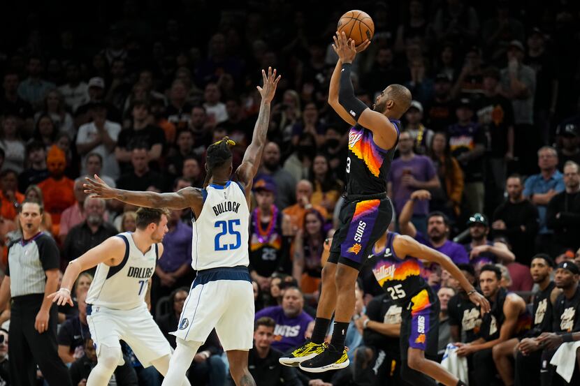 Phoenix Suns guard Chris Paul (3) shoots a 3-pointer as Dallas Mavericks forward Reggie...