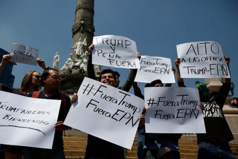 Manifestantes muestran su repudio a la vista de Donald Trump y al presidente Enrique Peña...