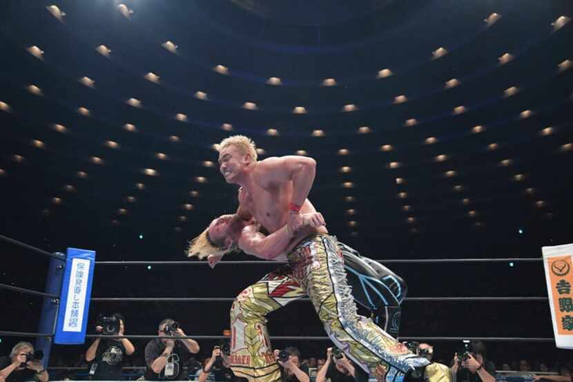 Luchadores Kazuchika Okada (arriba) y Kenny Omega se enfrentan en la versión japonesa de
...
