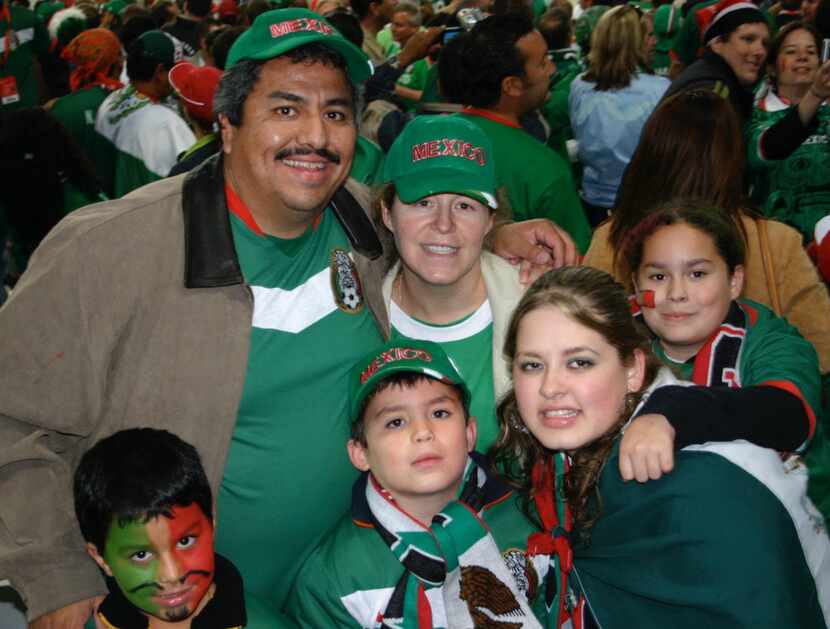 Raúl Estrada y su familia en el Hannover Stadium durante el Mundial 2006. Foto cortesía...