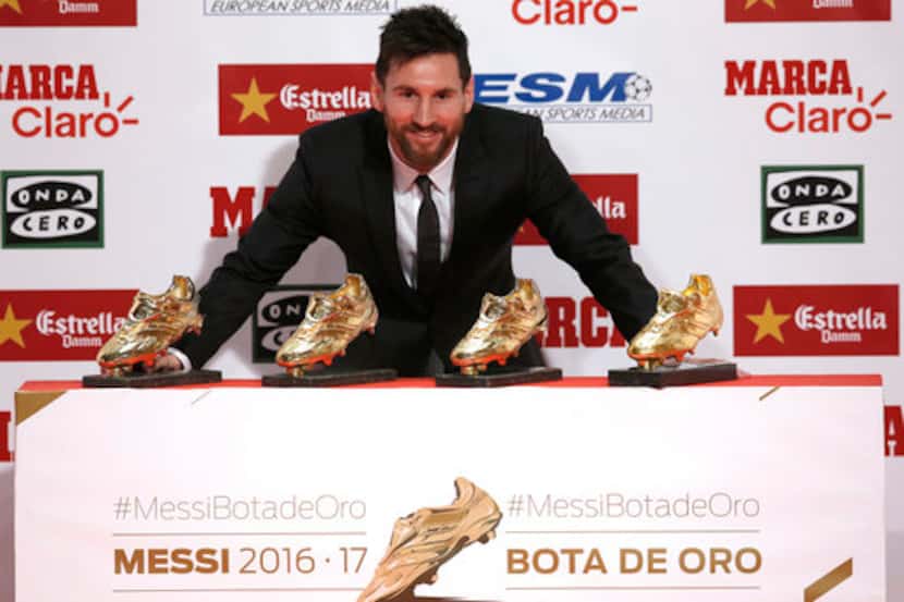 Lionel Messi posa con sus cuatro Botas de Oro por su trabajo en el ataque en el futbol...