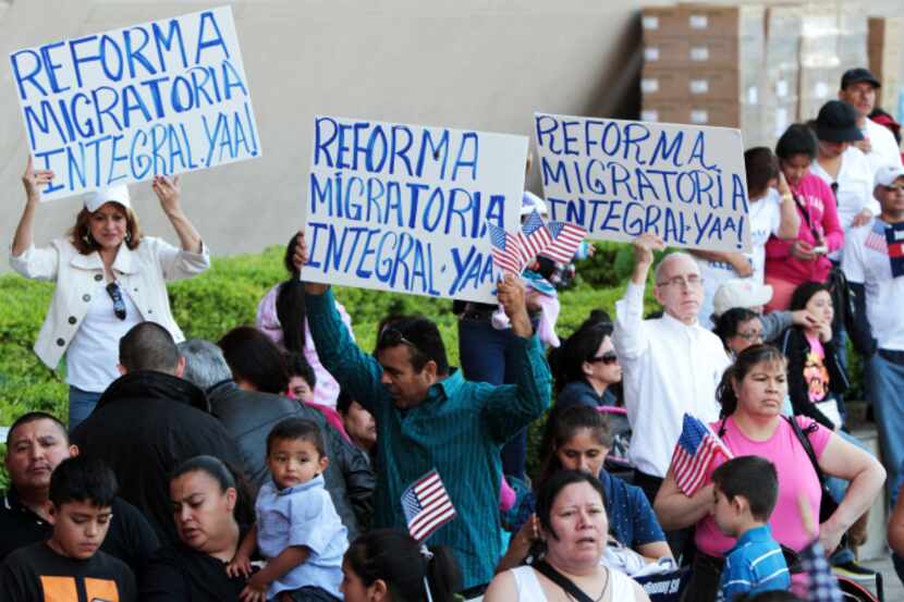 Personas portan pancartas durante una manifestación a favor de una reforma migratoria en...