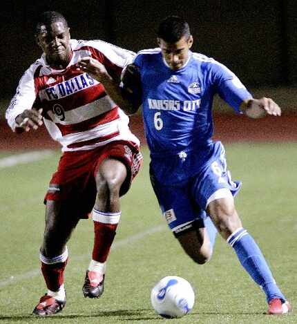 ORG XMIT: *S0415965446* FC Dallas player Roberto Mina, left, and Kansas City Wizards' Jose...