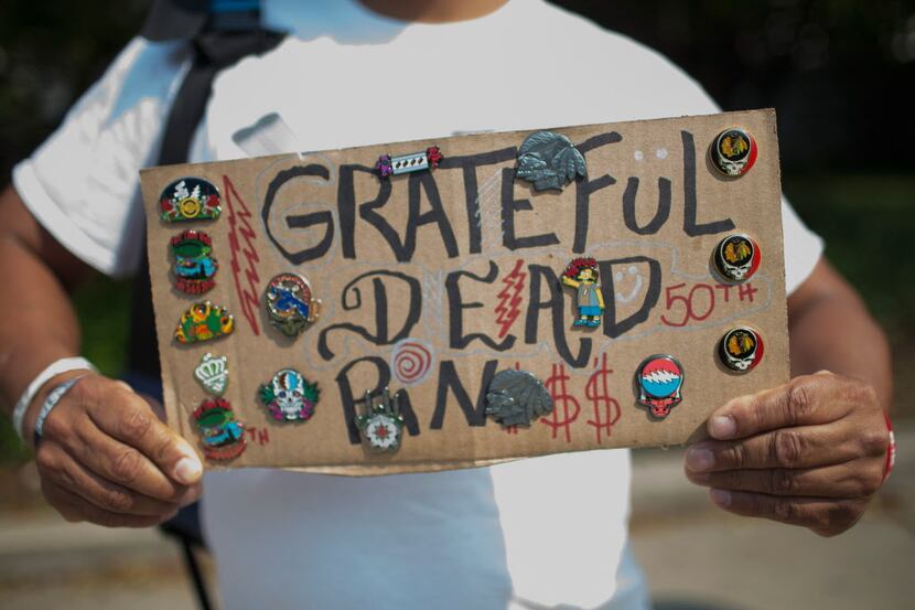 CHICAGO, IL - JULY 03:  A vendor sell souvenirs outside a Grateful Dead concert at Soldier...