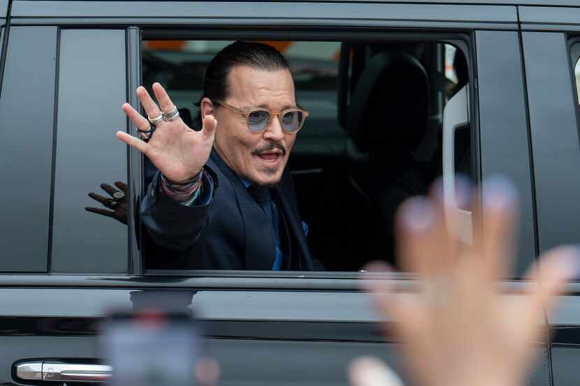 - El actor Johnny Depp saluda a sus seguidores al salir de la Corte del Condado de Fairfax...