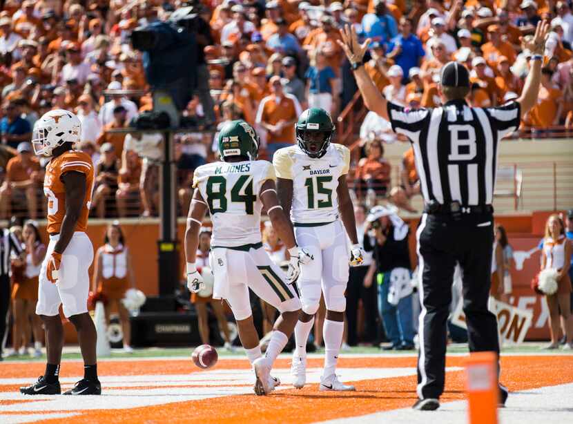 Baylor Bears wide receiver Denzel Mims (15) celebrates a touchdown with wide receiver...