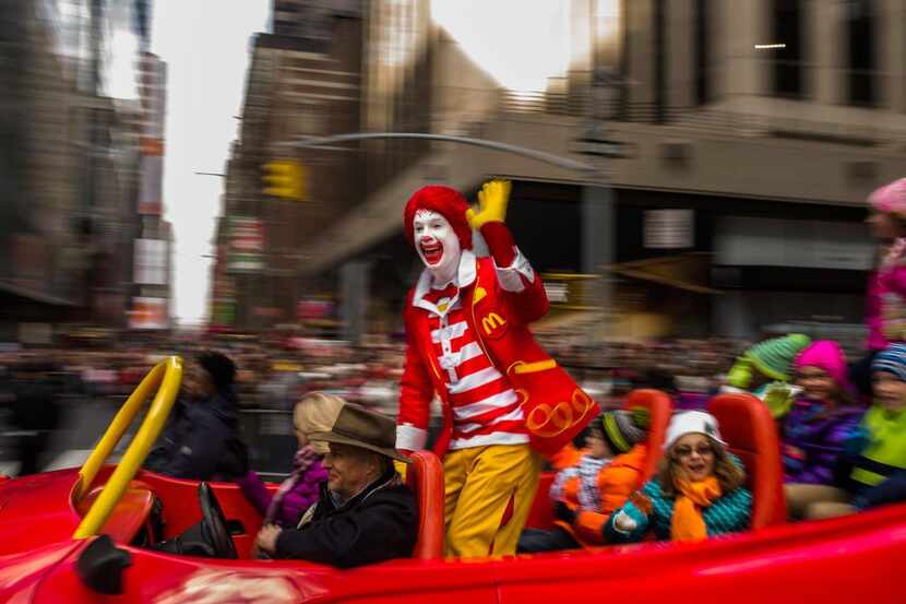 Esta foto de archivo del jueves 26 de noviembre del 2015 muestra a Ronald McDonald saludando...