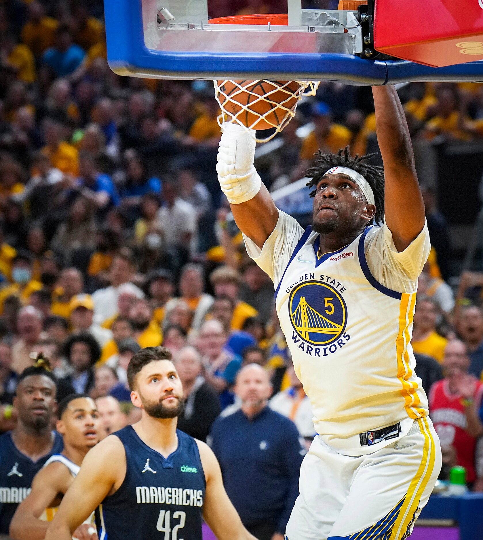 Golden State Warriors center Kevon Looney (5) dunks the ball past Dallas Mavericks forward...