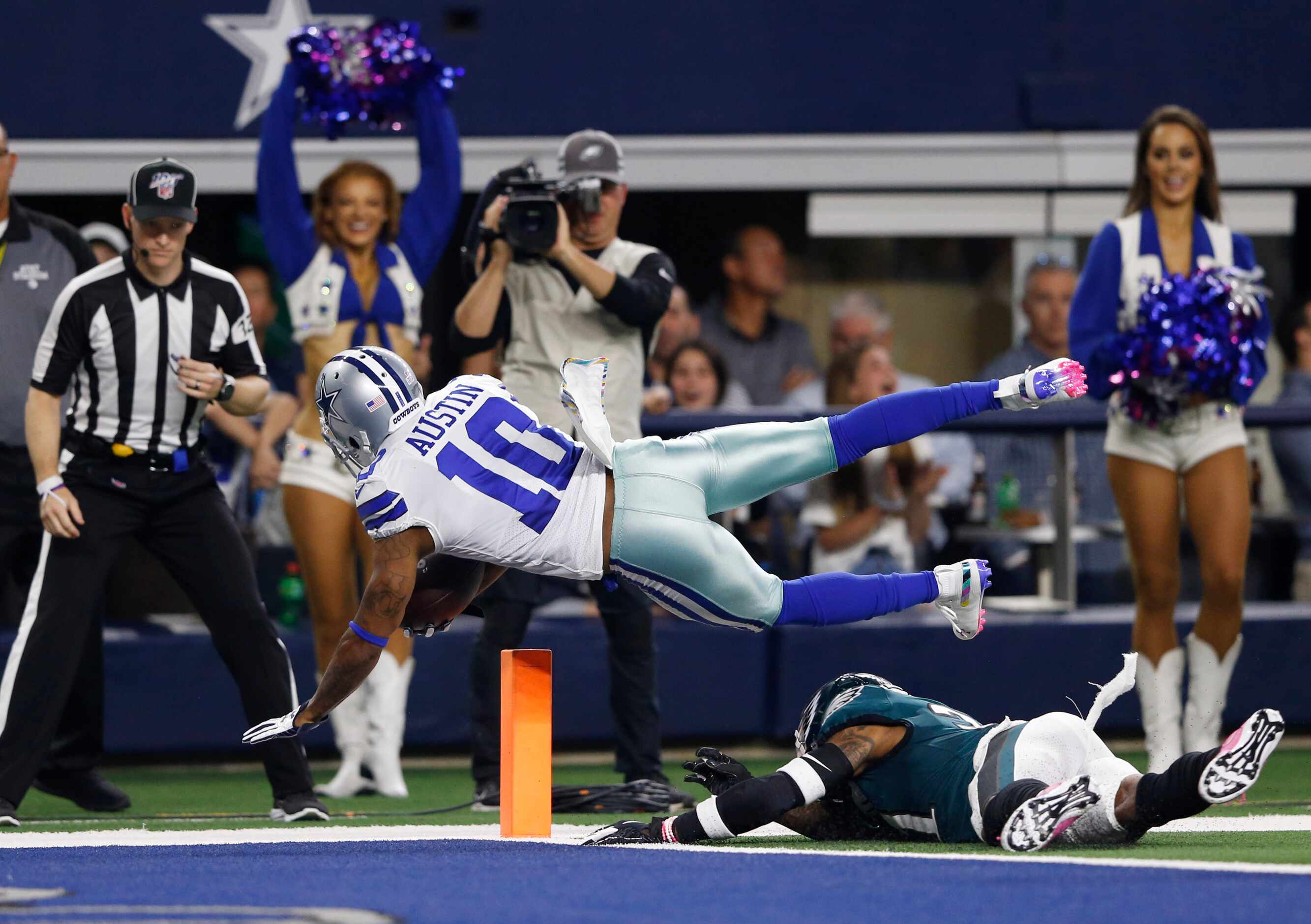 Dallas Cowboys wide receiver Tavon Austin (10) dives for the touchdown as Philadelphia...