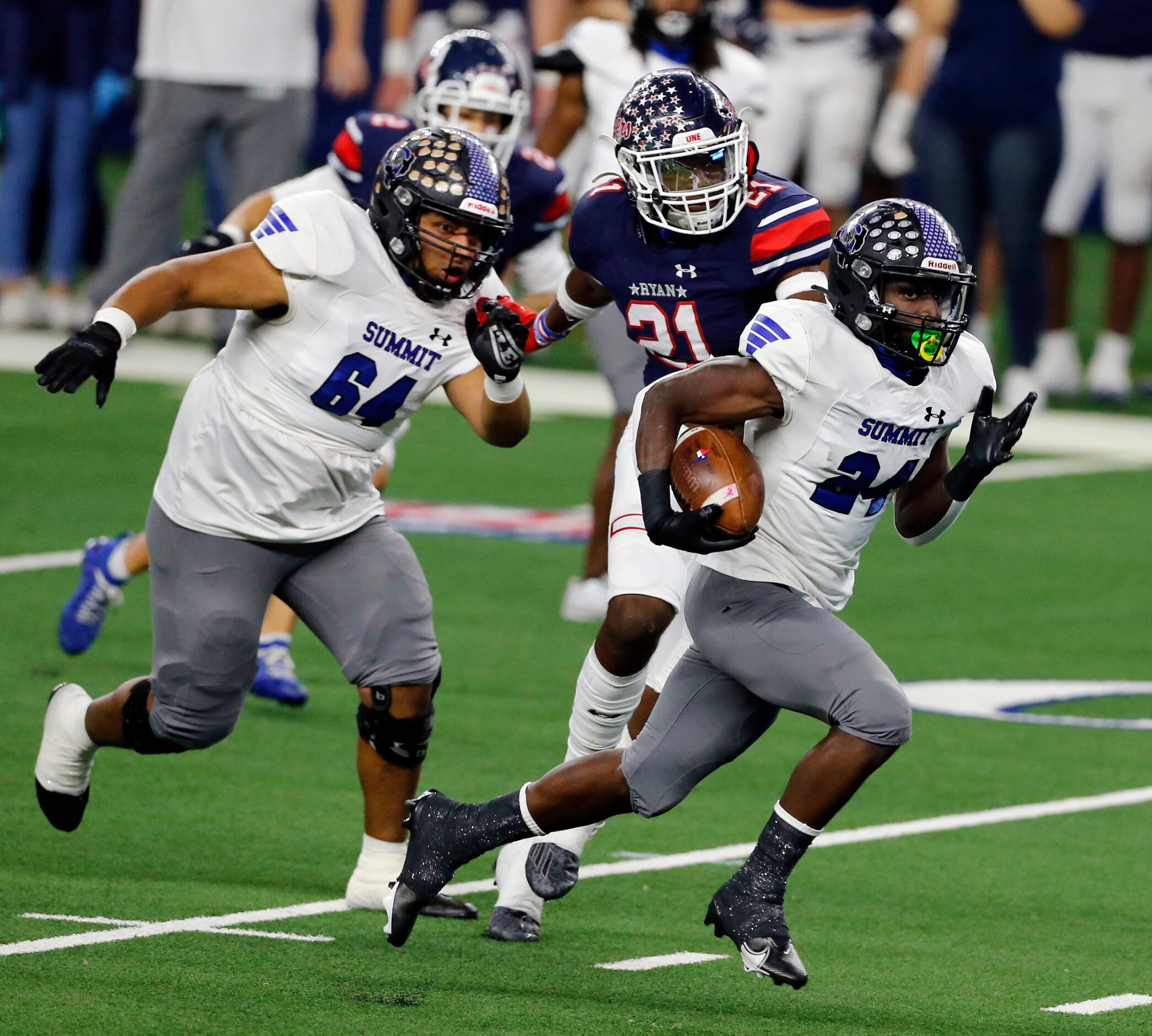 Mansfield Summit’s Keon Hobbs (24) breaks loose for a touchdown during the first half of the...