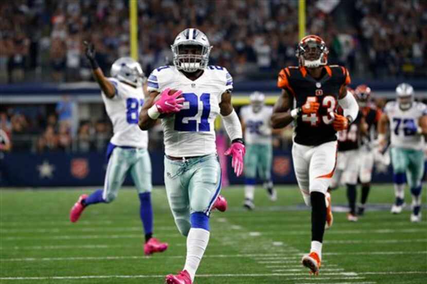 El running back Ezekiel Elliott (21) de los Cowboys de Dallas al anotar un touchdown ante...