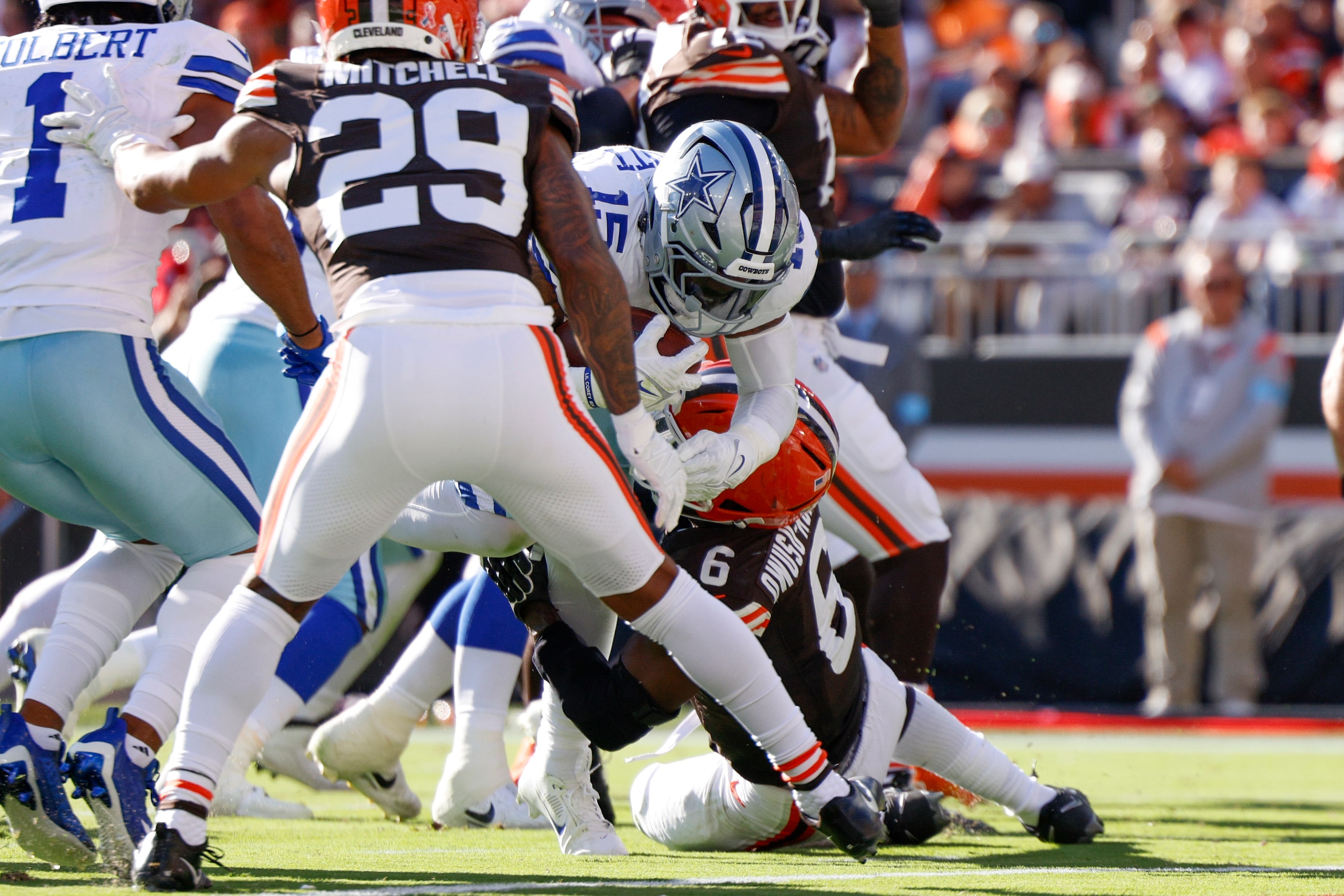 Dallas Cowboys running back Ezekiel Elliott (15) rushes for a touchdown during the first...