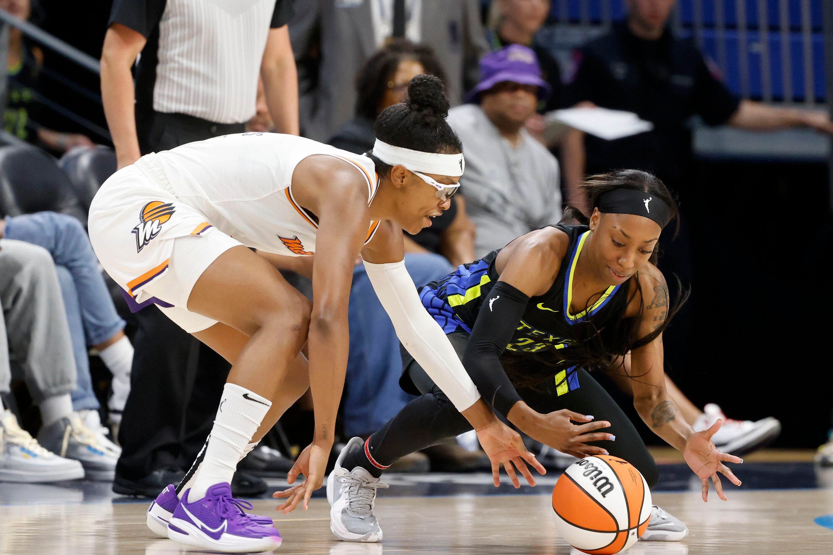 Phoenix Mercury guard Diamond DeShields (1) and Dallas Wings guard Jasmine Dickey (23) go...