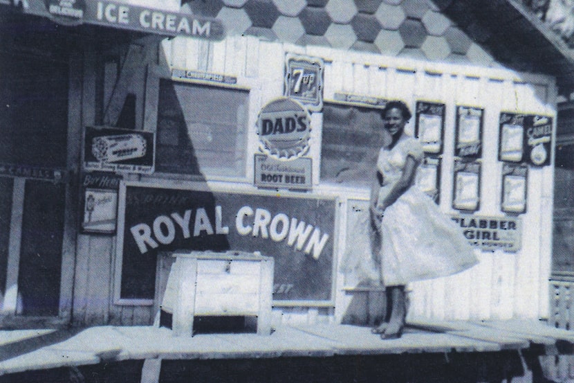 Gloria Jean Emory, ya fallecida, parada frente a la que fue su tienda de abarrotes en Muncie...