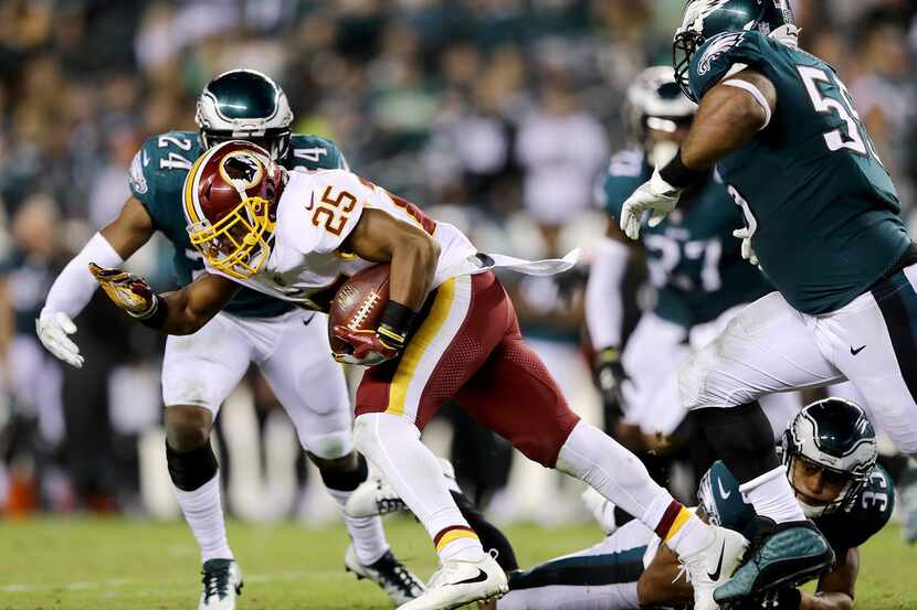 PHILADELPHIA, PA - OCTOBER 23:  Chris Thompson #25 of the Washington Redskins carries the...