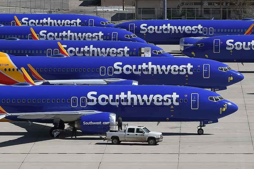 Los aviones Boeing 737 MAX Southwest Airlines permanecen estacionados en aeropuerto en...