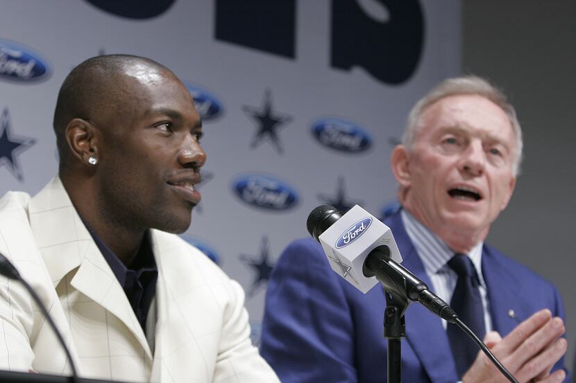 Terrell Owens listens as Dallas Cowboys football team owner Jerry Jones, right, introduces...