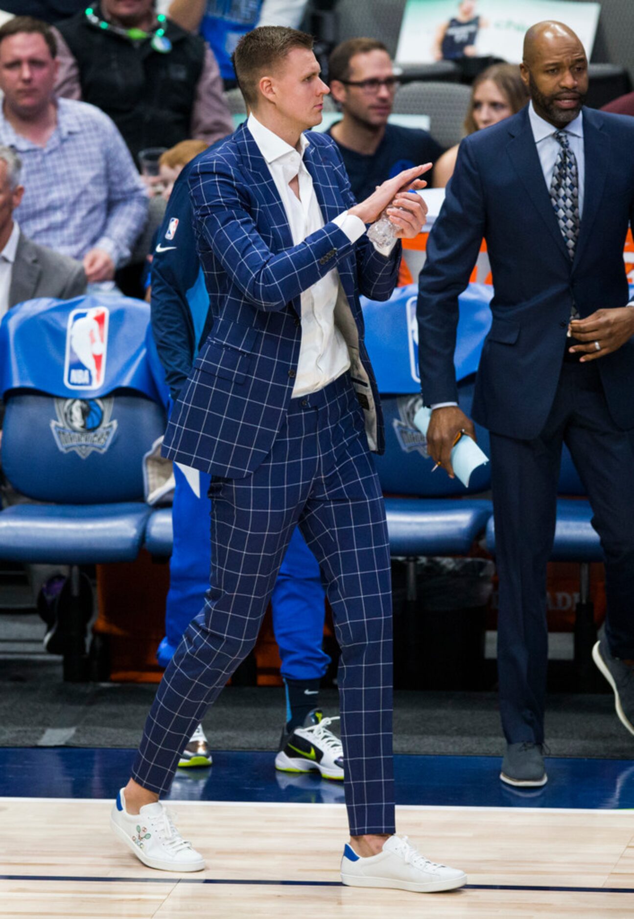 Dallas Mavericks forward Kristaps Porzingis (6) applauds from the bench during the first...