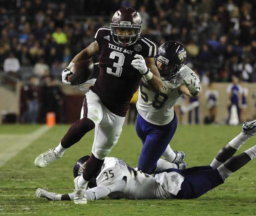 COLLEGE STATION, TX - NOVEMBER 14: Christian Kirk #3 of the Texas A&M Aggies avoids the...