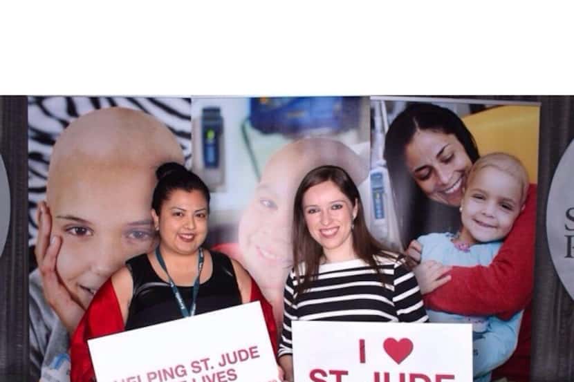 Lorena Flores (izquierda) durante una visita al Hospital St. Jude junto a Aidee Salinas./...