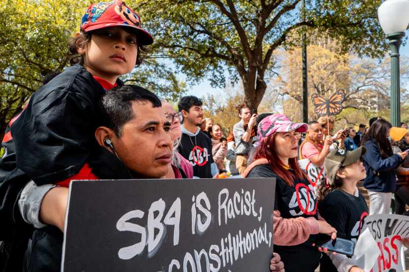 Personas marcharon en Austin para protestar por la SB4 frente al Capitolio estatal el 9 de...