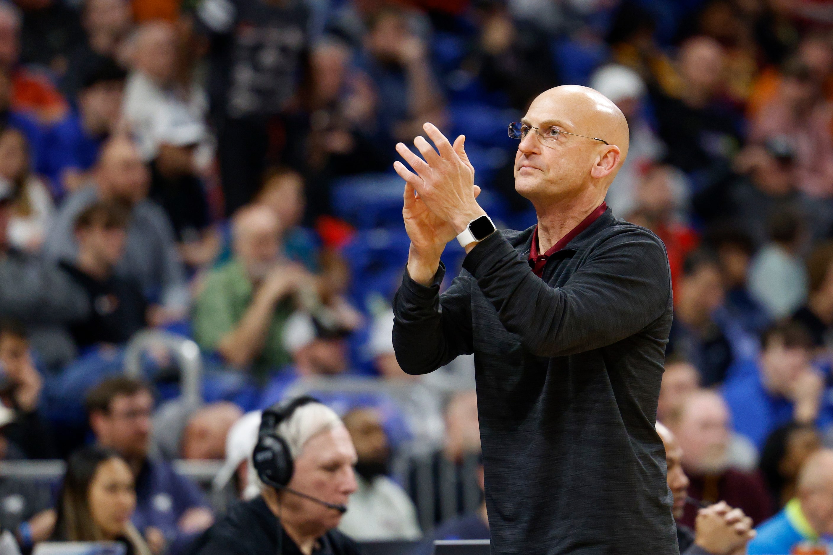 Mansfield Timberview head coach Duane Gregory claps during the fourth quarter of the Class...