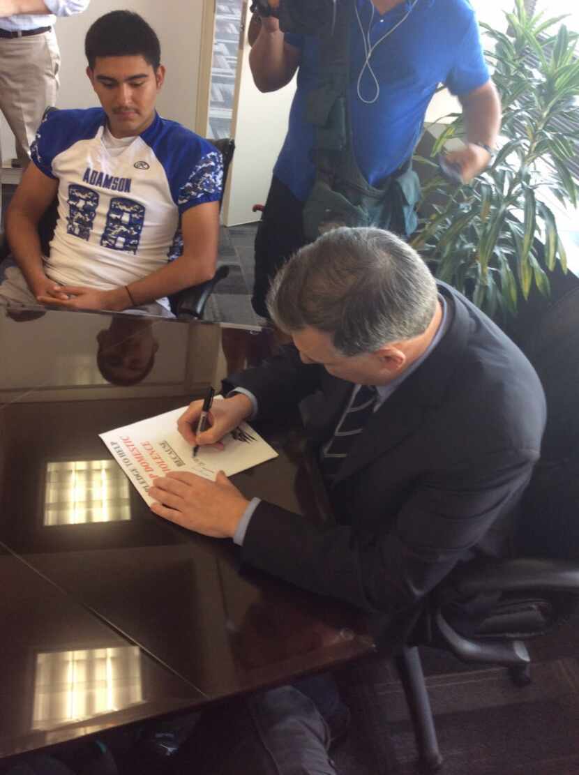 During at meeting at Dallas City Hall on Sept. 17, 2014, Dallas mayor Mike Rawlings signs a...