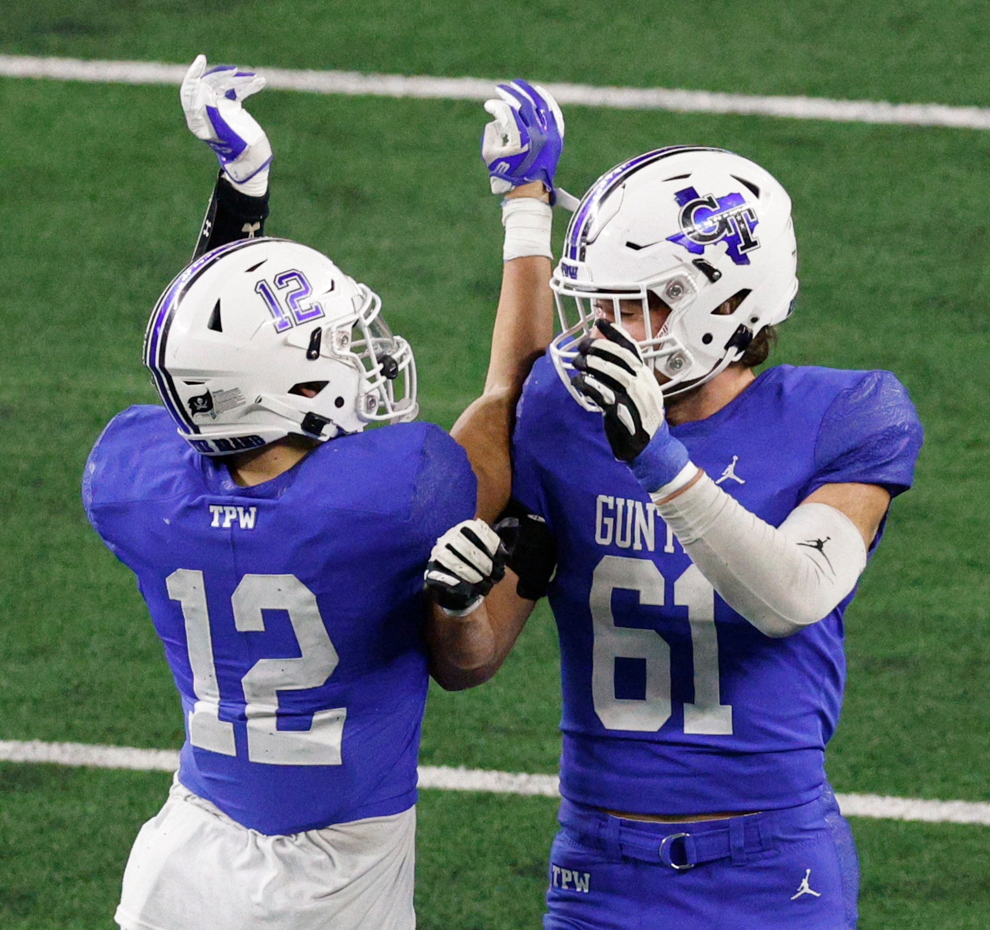 Gunter running back Ivy Hellman (12) celebrates his touchdown with offensive lineman Mason...