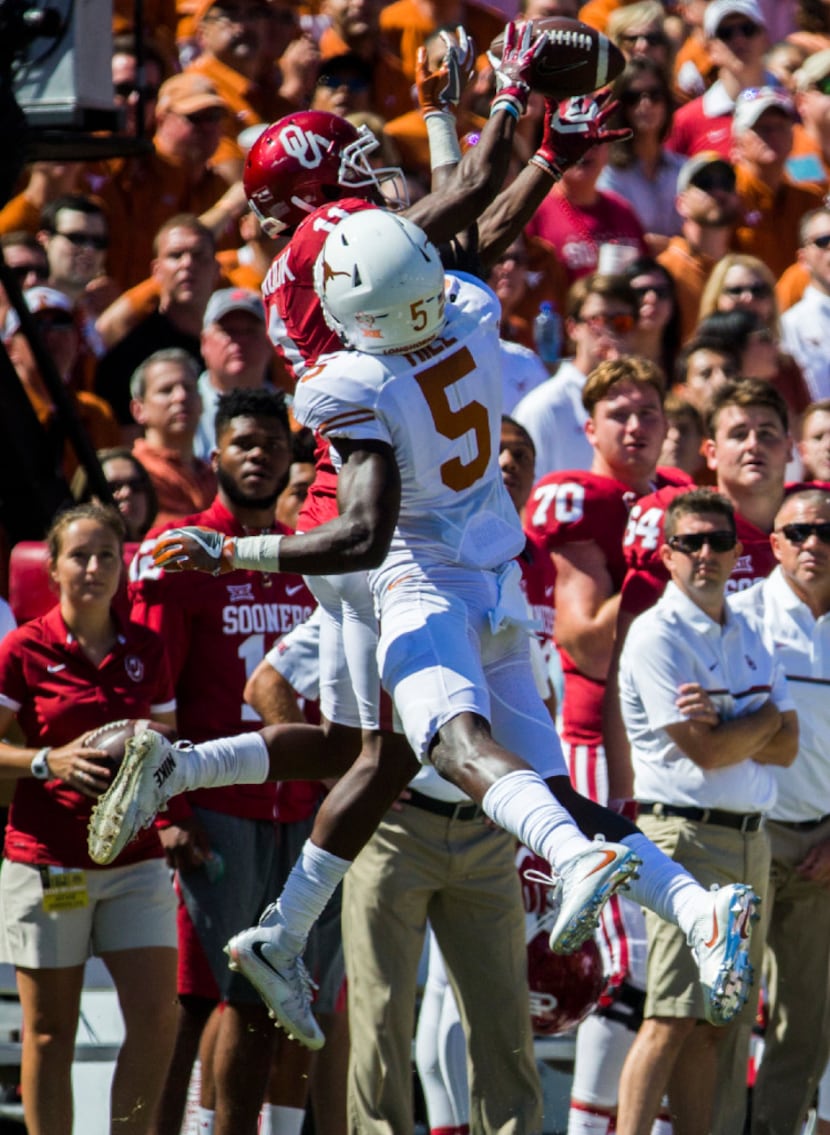 Oklahoma Sooners wide receiver Dede Westbrook (11) catches a pass with Texas Longhorns...