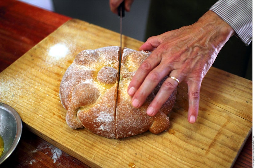 El pan de muerto es una pieza básica en la tradición del Día de Muertos