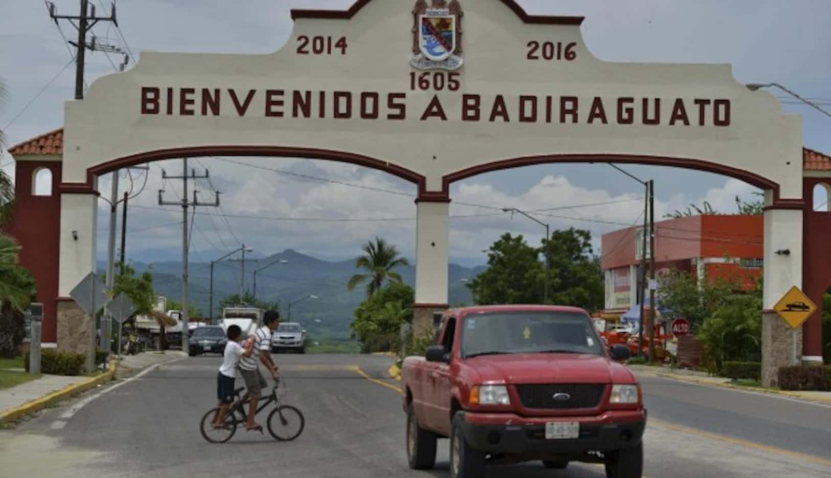 Una camioneta pasa por la entrada a Badiraguato, Sinaloa, la cuna de Joaquín “El Chapo’...