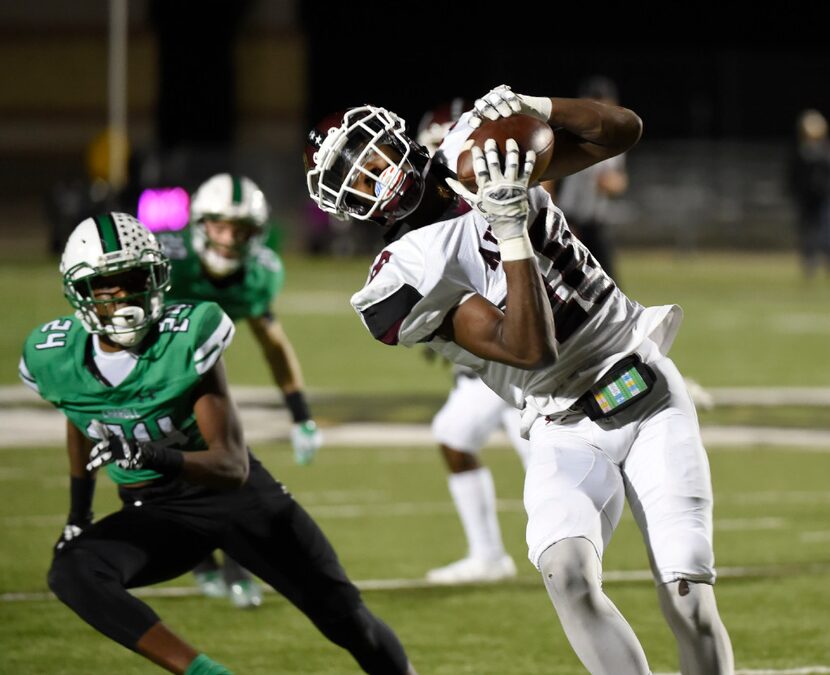 Wylie's Donovan Ollie (18) makes a reception in front of Southlake's  RJ Mickens (24) during...