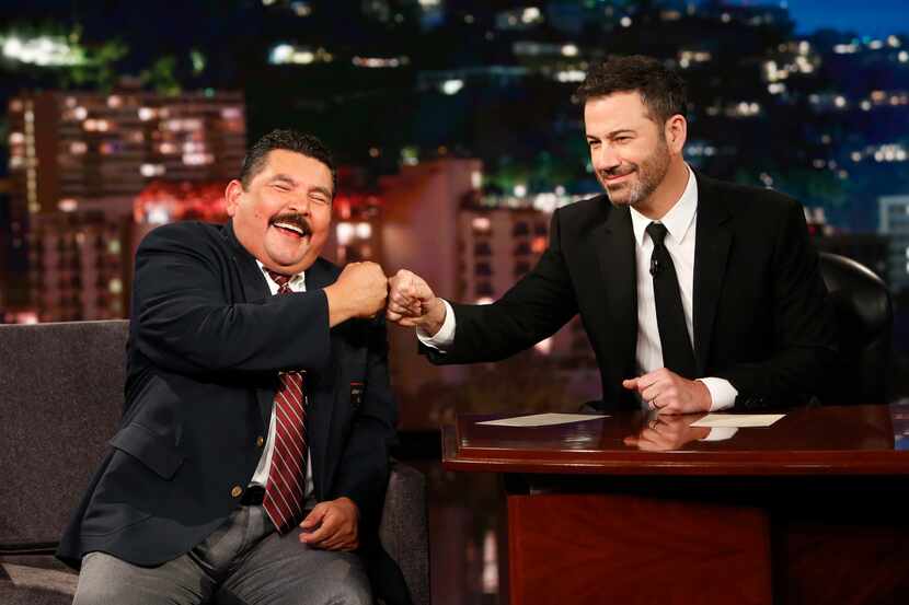 Jimmy Kimmel (der) bromea con su compañero de programa, Guillermo Rodríguez.