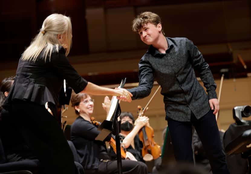 Pianist Jan Schulmeister shakes hands with Dallas Symphony Orchestra associate concertmaster...