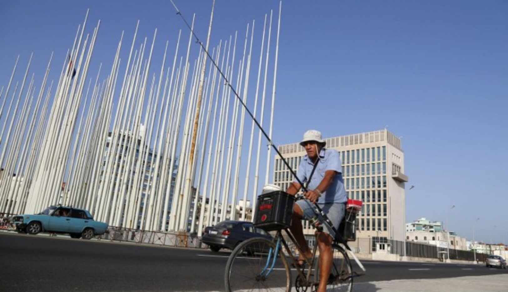 Un pescador pasa en bicicleta junto al edificio de intereses de Estados Unidos en La Habana....