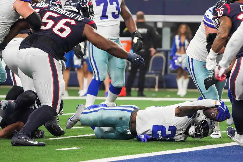 Dallas Cowboys running back Ezekiel Elliott (21) comes up short of the end zone on a...