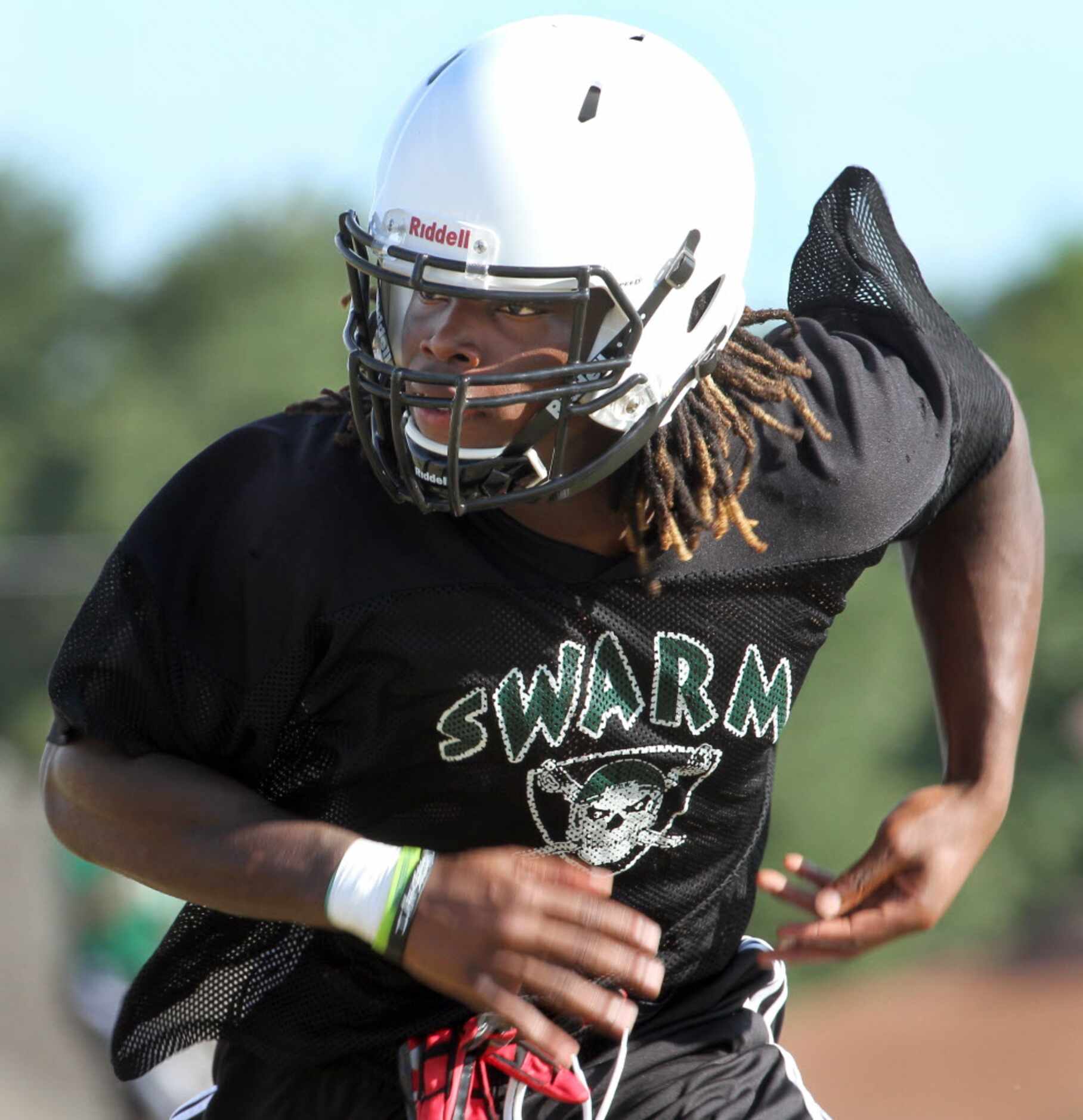 Mesquite Poteet linebacker Malik Jefferson moves laterally as he eyes the ball carrier...