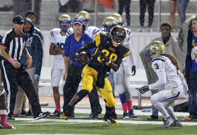 Garland's Michael Lee (88) attempts to evade Garland Lakeview's Juan Moreno (3) during the...