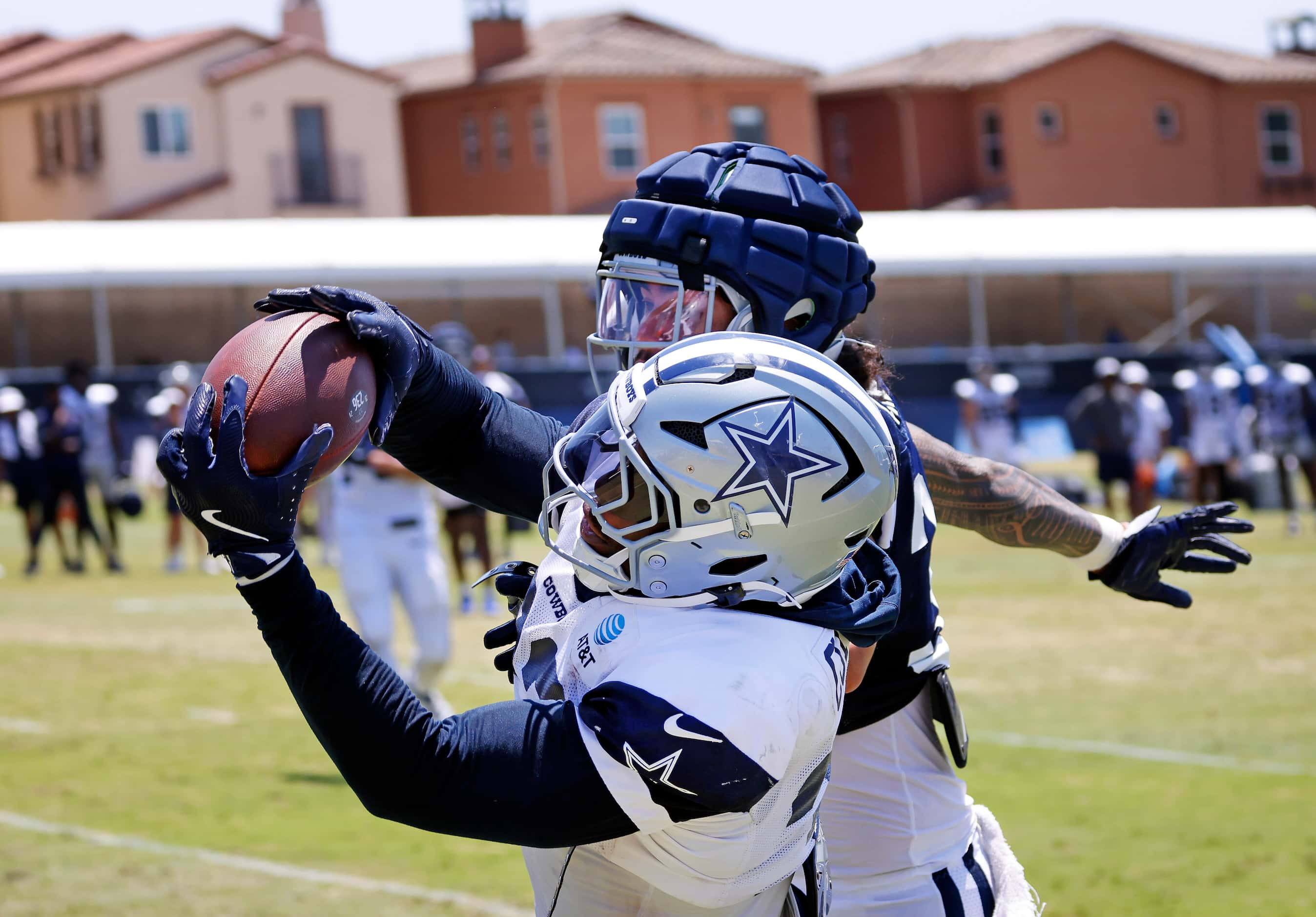 Dallas Cowboys running back Snoop Conner (32) pulls down a touchdown pass in front of...