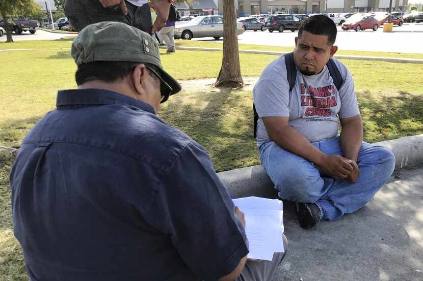 El trabajador Guillermo Miranda Vazquez habla con un encuestador sobre las condiciones y...