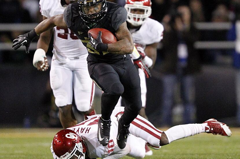Baylor Bears running back Shock Linwood (32) shakes a tackle by Oklahoma Sooners defensive...