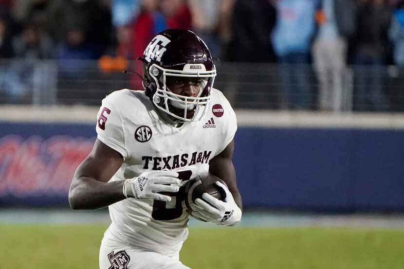 Texas A&M running back Devon Achane (6) sprints to a nine-yard touchdown run during the...